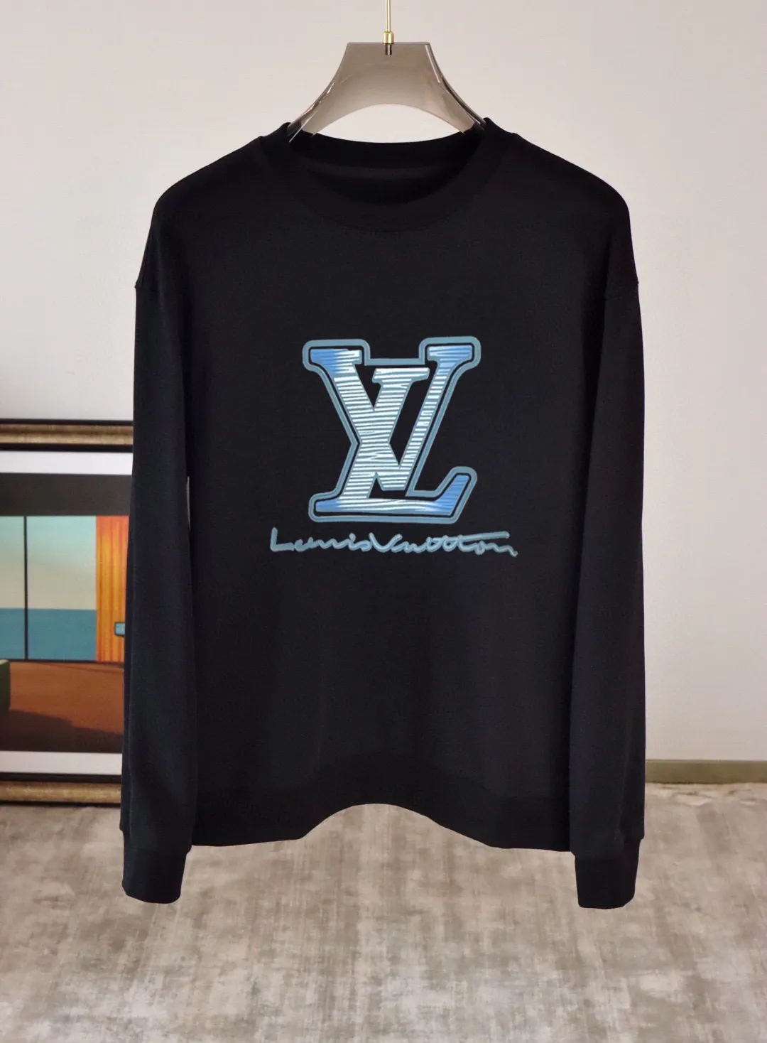 🅿️380 [LV Louis Vuitton] (Fat Man Gospel) hot-selling suit is coming. Focus on the original version of the official website. 2025 new hot-selling sweatshirt suit. The original order is hard to buy🇭🇰. It is the meticulous work of top designers for a fitting and perfect upper body effect. All-natural high-quality Roman cotton 100%, close-fitting comfort, noble and elegant! Original hardware embodies elegance and nobility! Counter size: M-5XL (maximum wear up to 220 pounds)